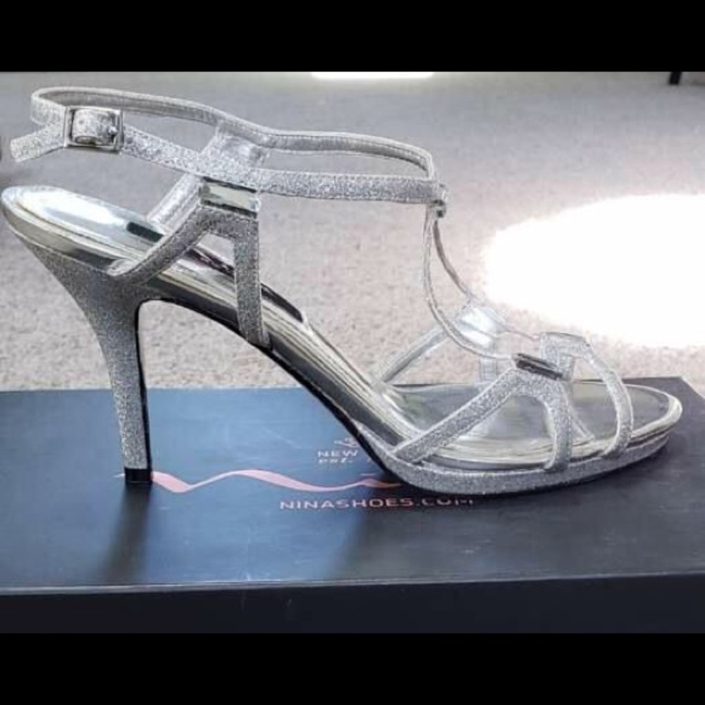 Nina shoes of New York silver size 7 1/2 M